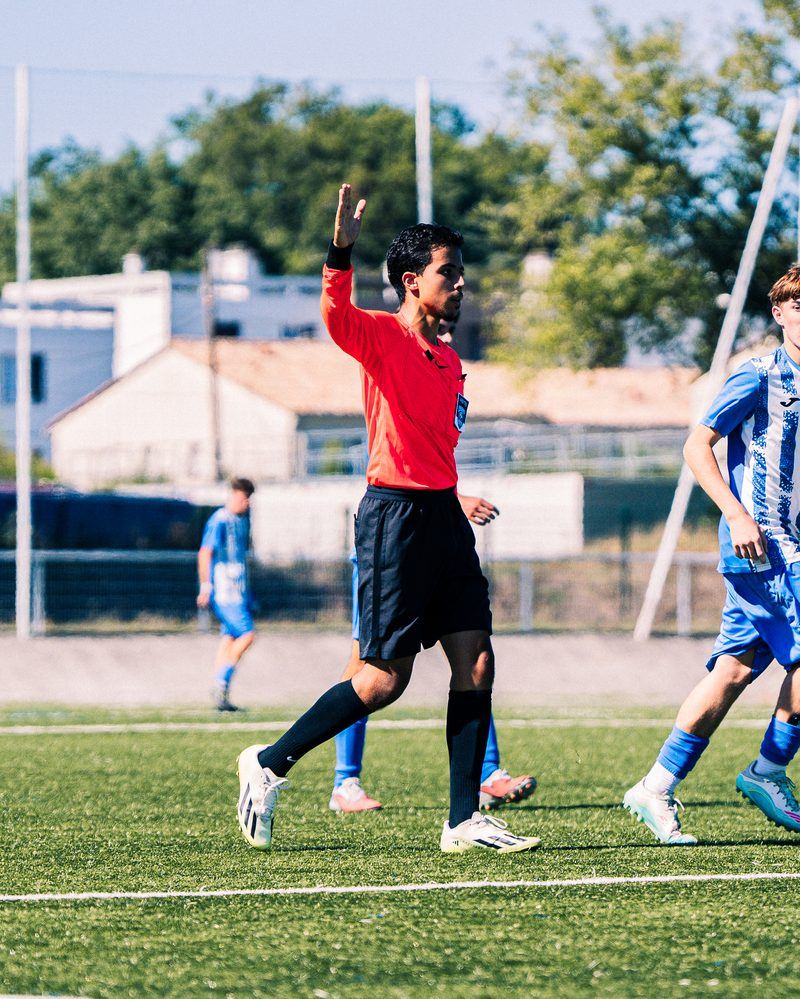 Zakaria Sabri arbitre central, bras levé